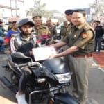 गुलाब देते अधिकारी