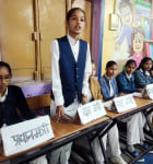सरकारी स्कूल में आयोजित युवा संसद के दौरान बहस करते बच्चे। संवाद