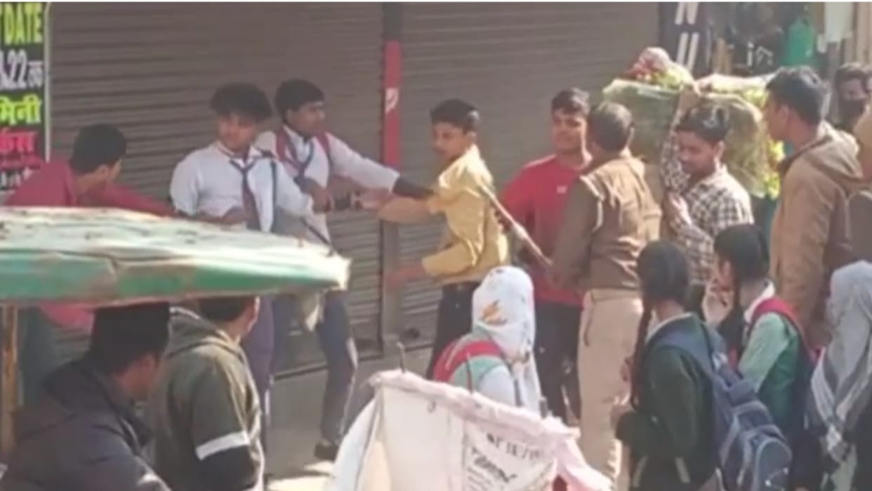 Meerut: clash between two groups of students in front of the police at the crossroads