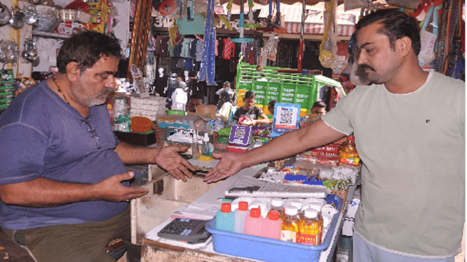 Thieves broke the wall of the shop stole garlands and bundles of new notes