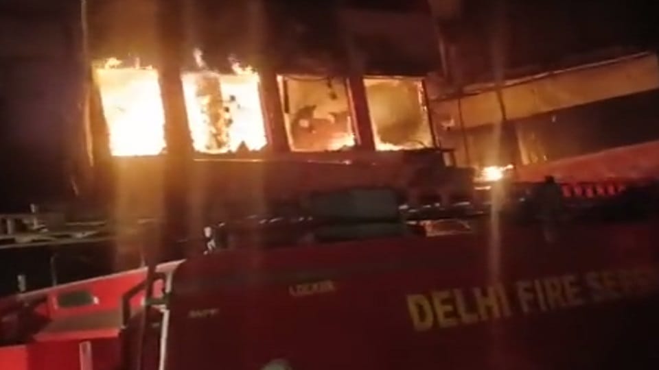 Fierce fire in the capital Bhagirath Palace market in DELHI