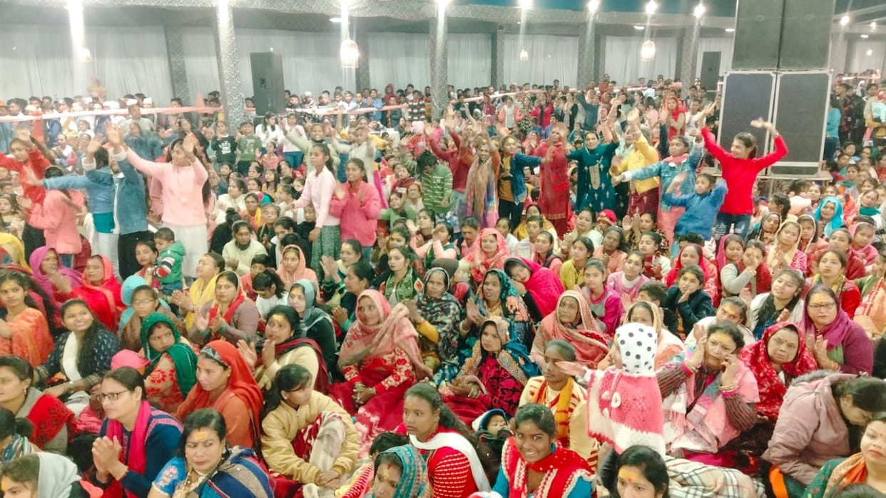 Devotees gathered in the court of Shri Shyam Khatu Baba