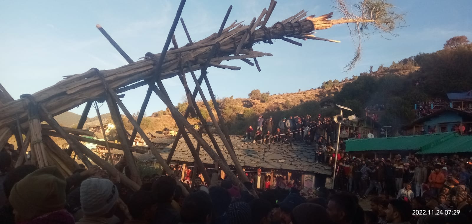Tree broke during Devlang fair in Uttarkashi Rawai area stampede Uttarakhand news in hindi