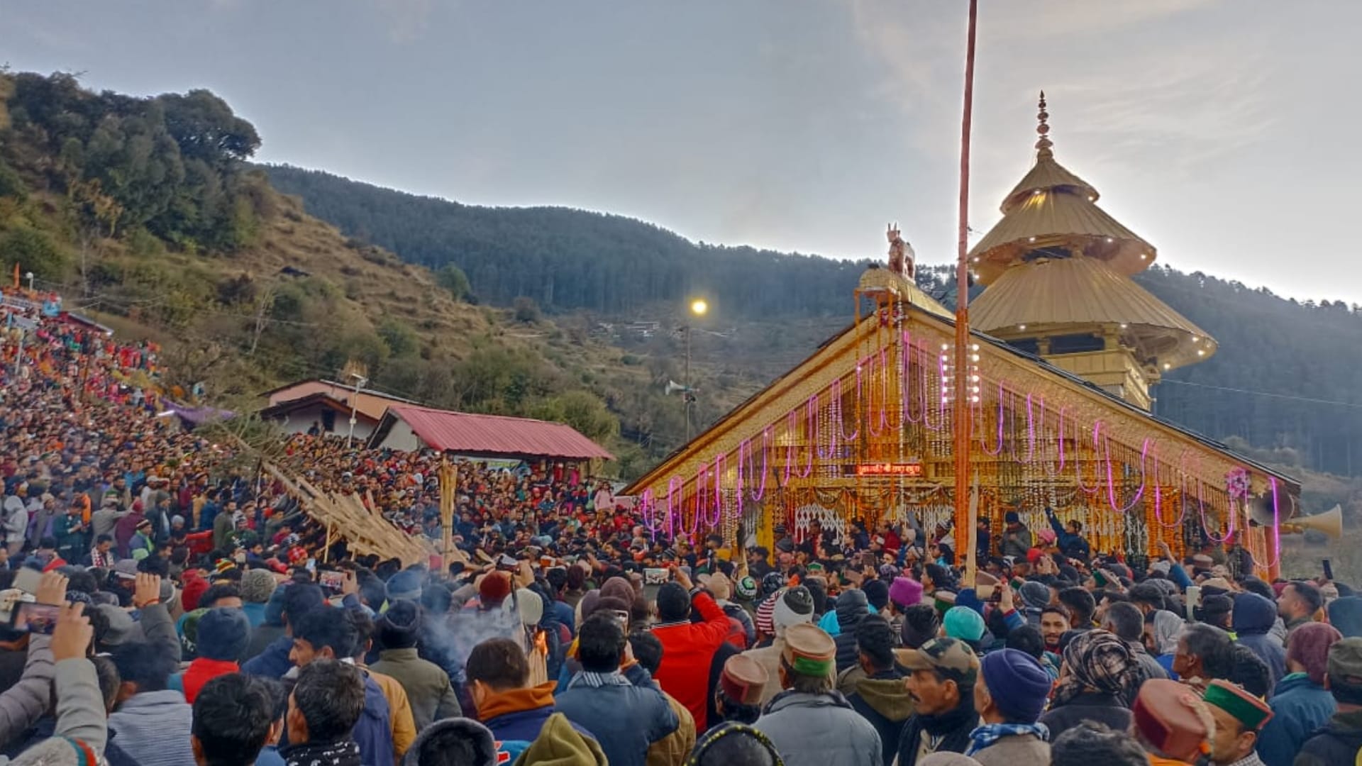 Tree broke during Devlang fair in Uttarkashi Rawai area stampede Uttarakhand news in hindi