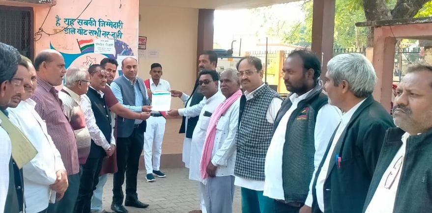 Chitrakoot: Demonstration of Congressmen on the problem of fertilizer