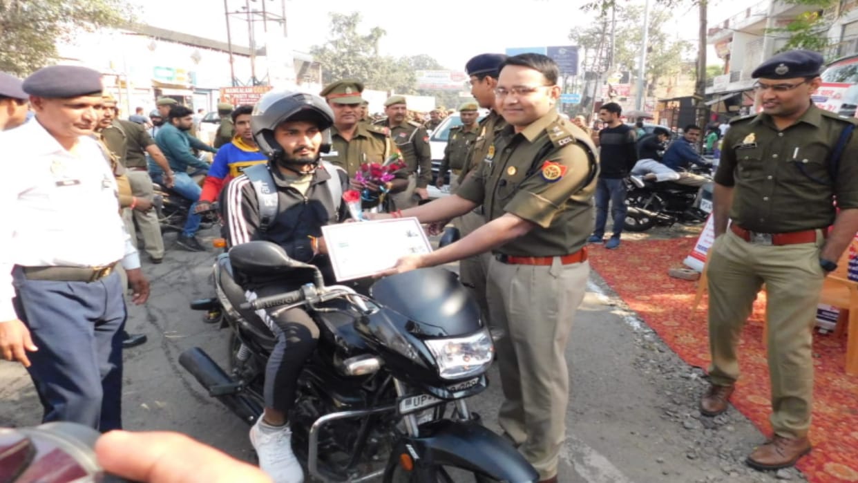 Muzaffarnagar: Life will bloom like a rose if you wear a helmet, SSP distributed helmets