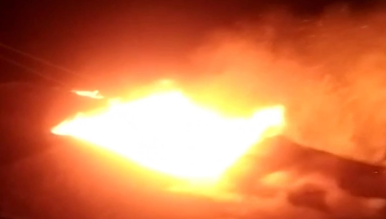 China News: Fire broke out at 21-floor residential building in Urumqi, many killed
