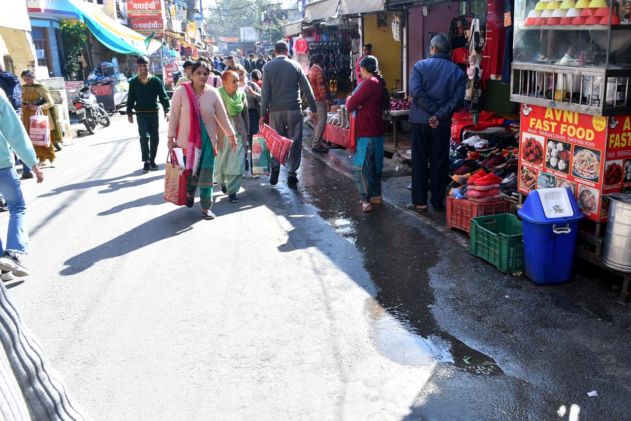 Passengers upset due to leakage of drinking water pipe on the road