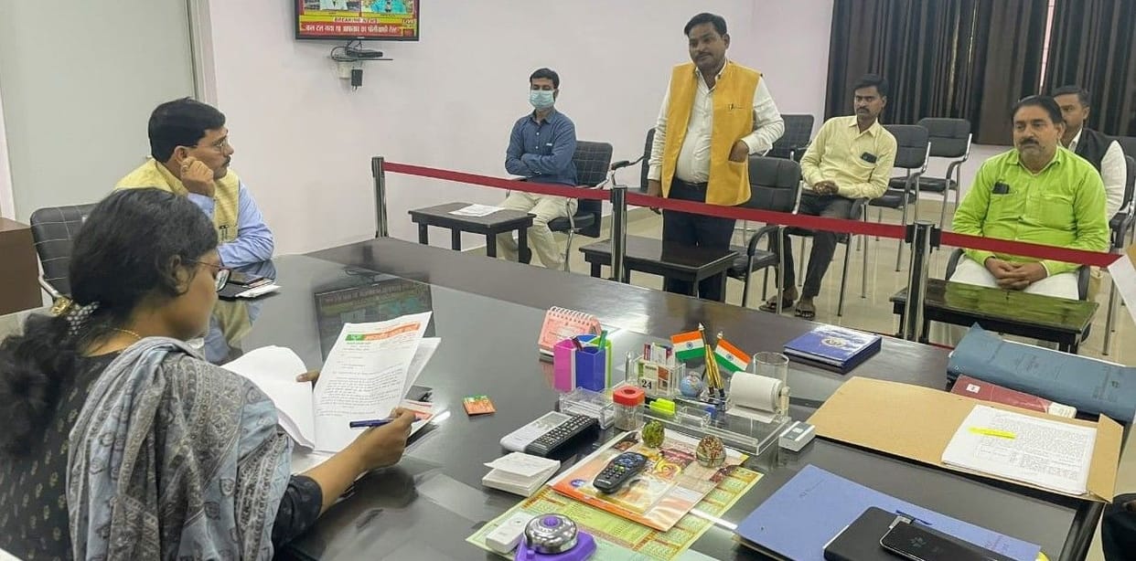 Hathras: BJP member submitted memorandum to DM, complained