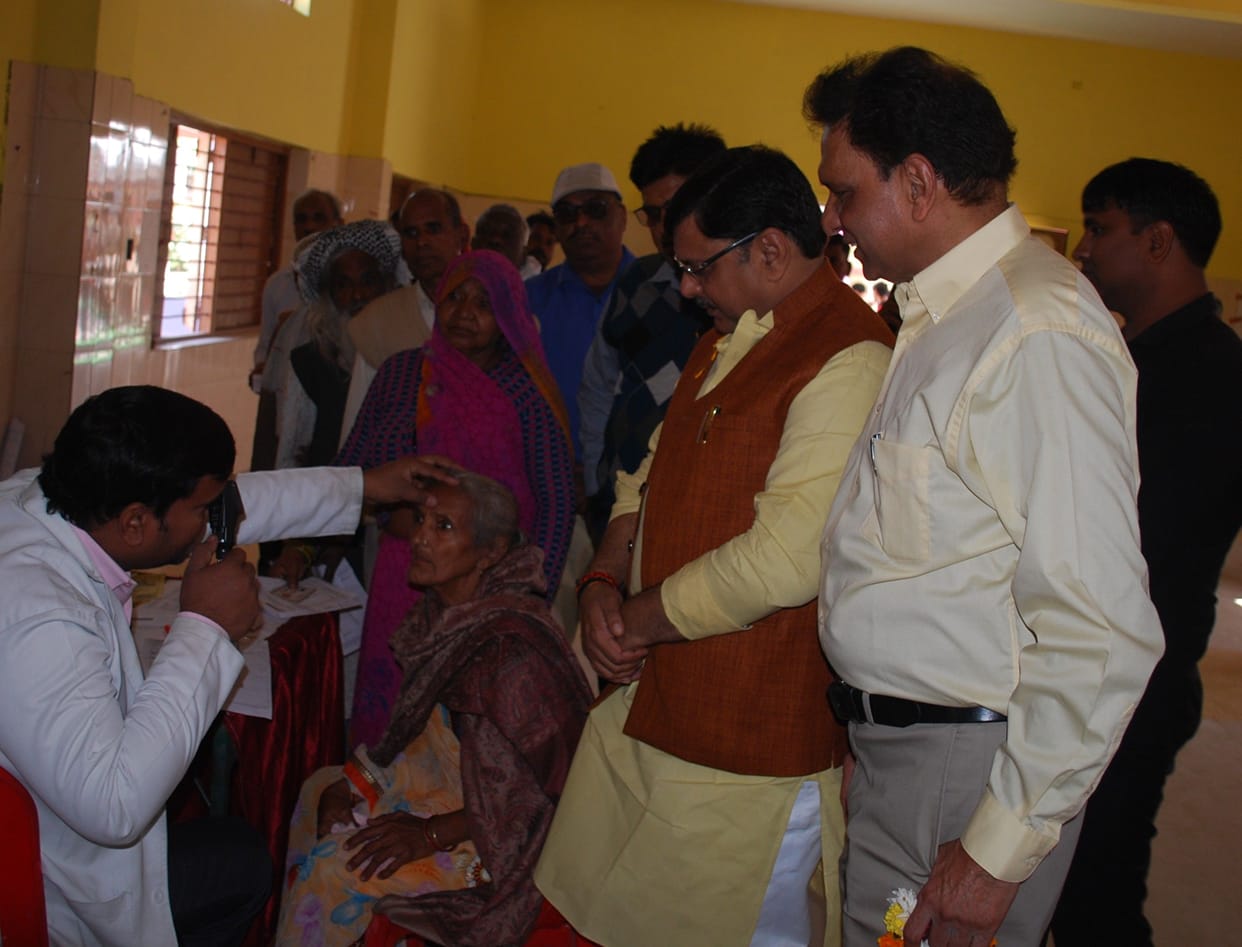 Hathras: Eye checkup, medicines and spectacles distributed to 400 people