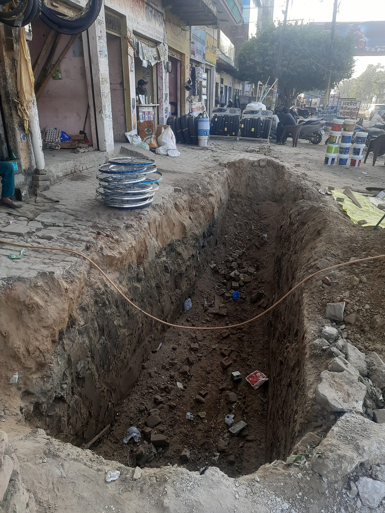 Hathras: Army stopped the work of digging drain on Mathura road