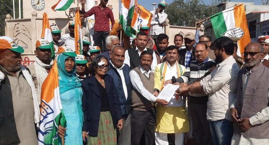 Hathras: Congressmen protest against black marketing of DAP
