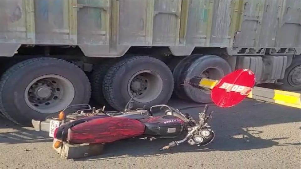 Ratlam: Truck rammed bike riders on railway track, two youths died
