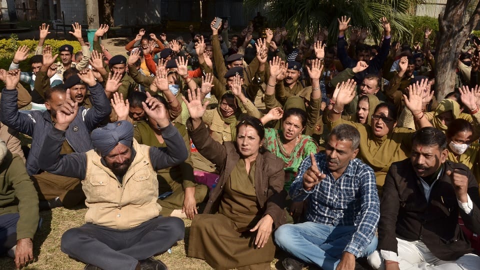 Jammu Kashmir: Home guards protest against demand for permanent personnel