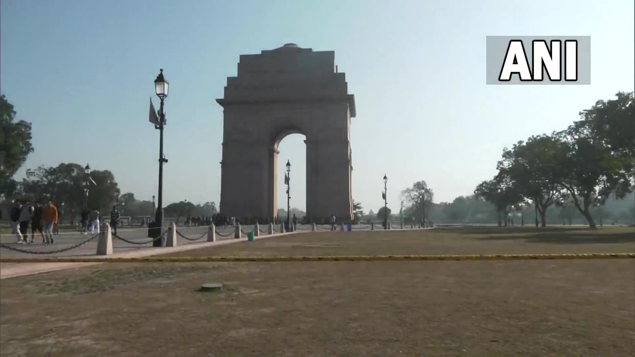 amid heavy footfall lawns at India Gate temporarily shut to keep grass alive