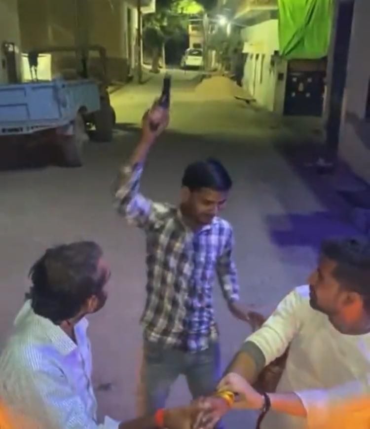 Etawah, Video of firing while celebrating birthday on the road went viral