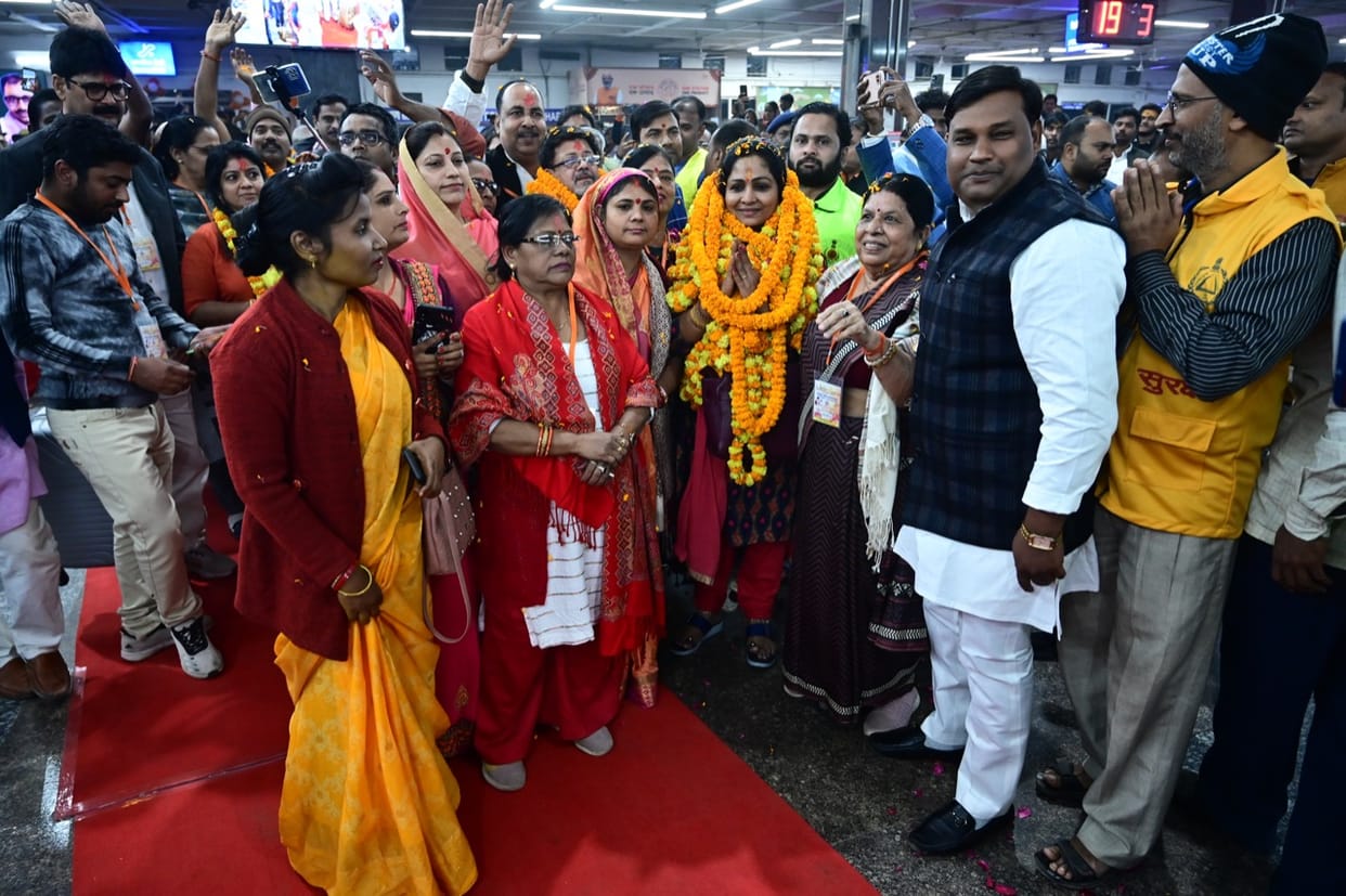 Kashi Tamil Sangamam A team of 216 delegates arrived, grand welcome with drums and flowers