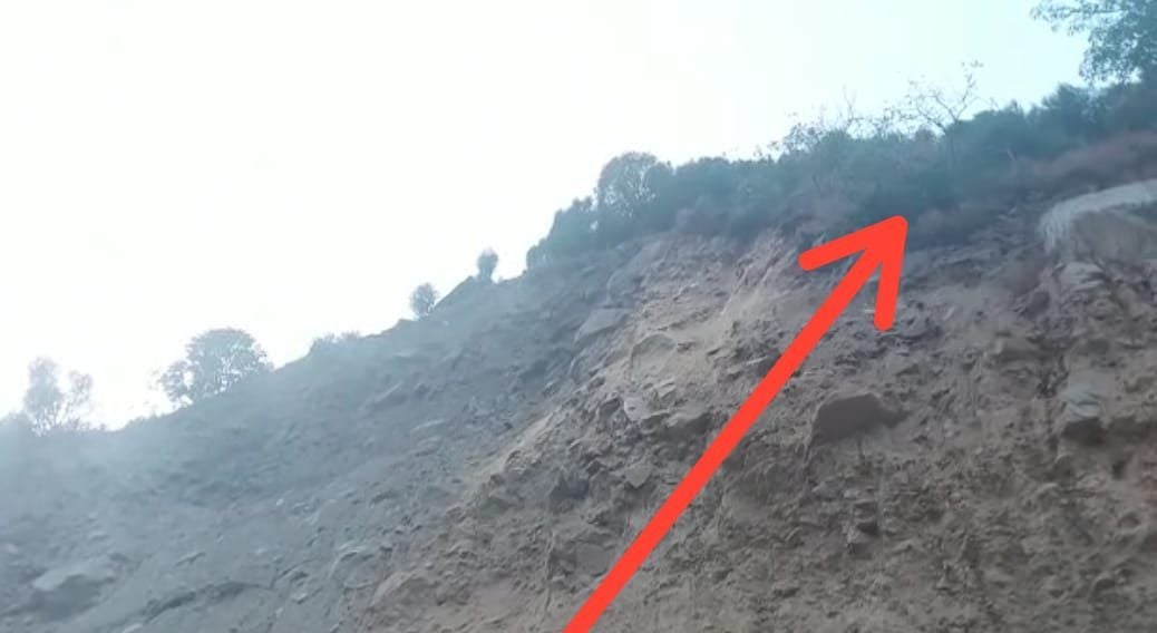 mandi news himachal news Landslide threat in Fagu, Nagarni villages, three houses evacuated