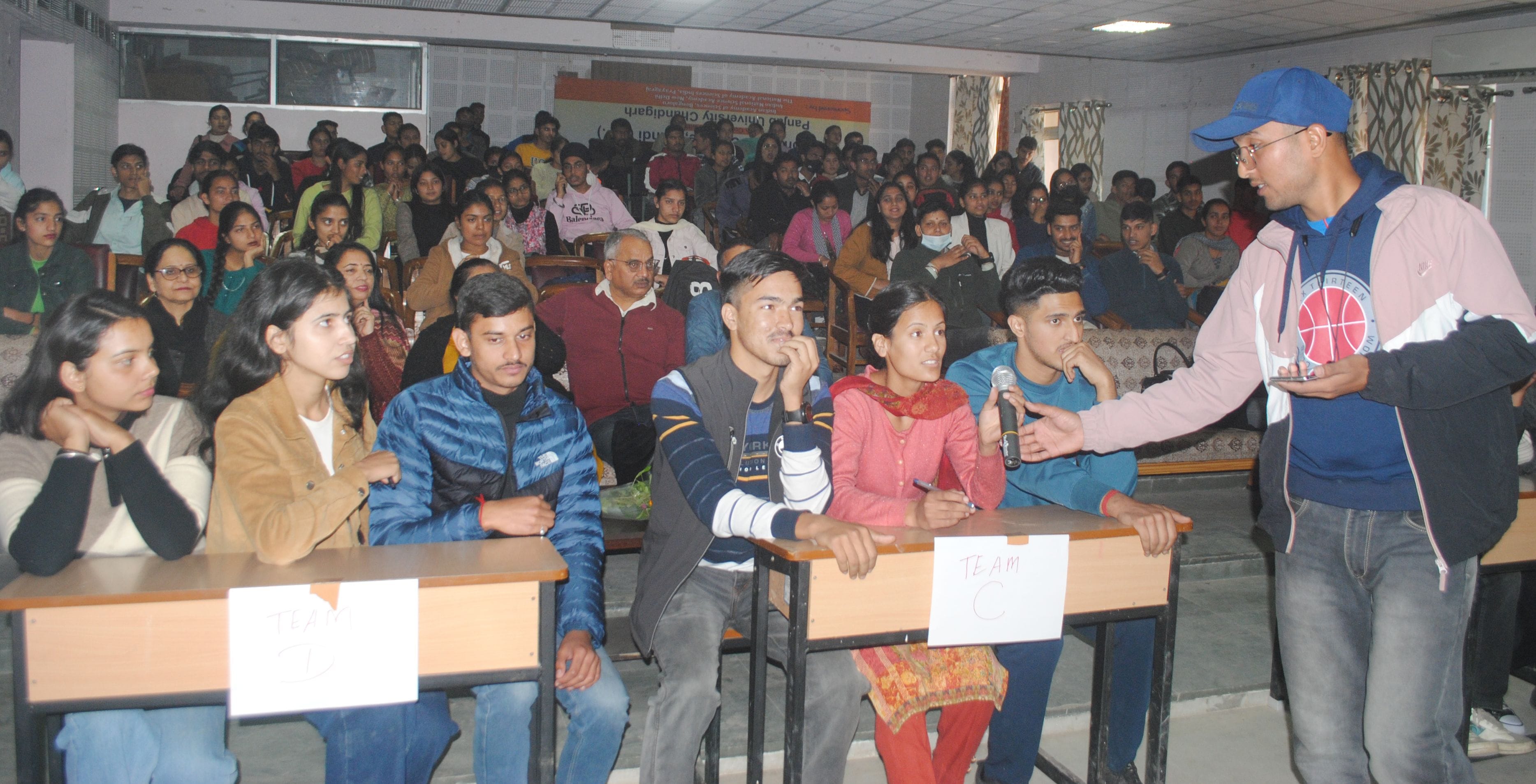 mandi news himachal news Akshita's team topped the quiz competition ballabh college mandi