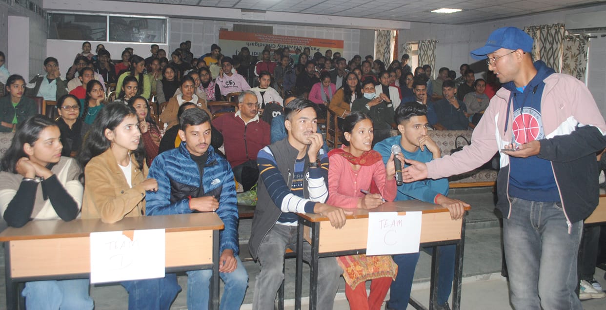 mandi news himachal news Akshita's team topped the quiz competition ballabh college mandi