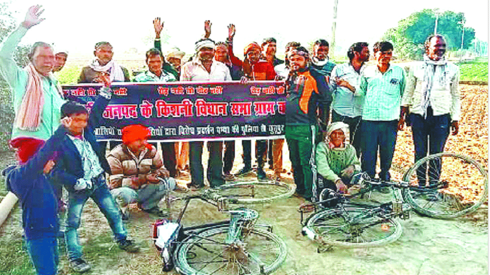 Mainpuri Bypoll 2022 villagers hanged the banner of no road no vote said will boycott voting