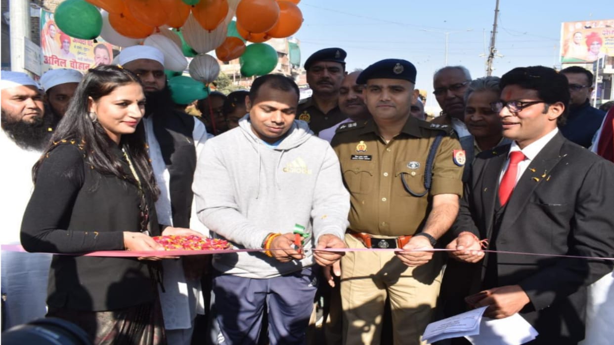 Baghpat: DM and SP inaugurated Students ran in don't forget traffic rules marathon