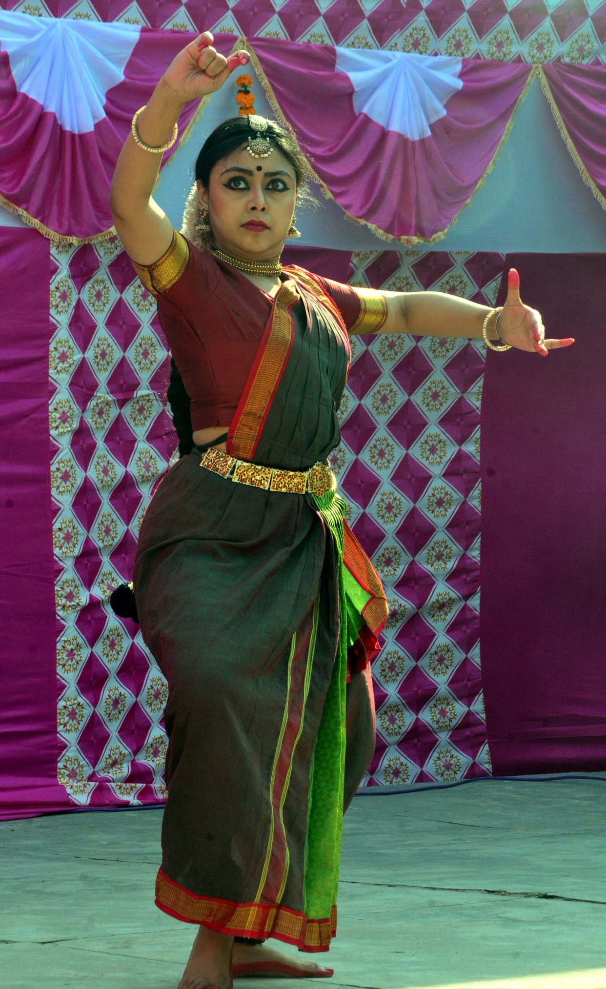 Girl students were fascinated by Shayoni's art, went on stage and danced