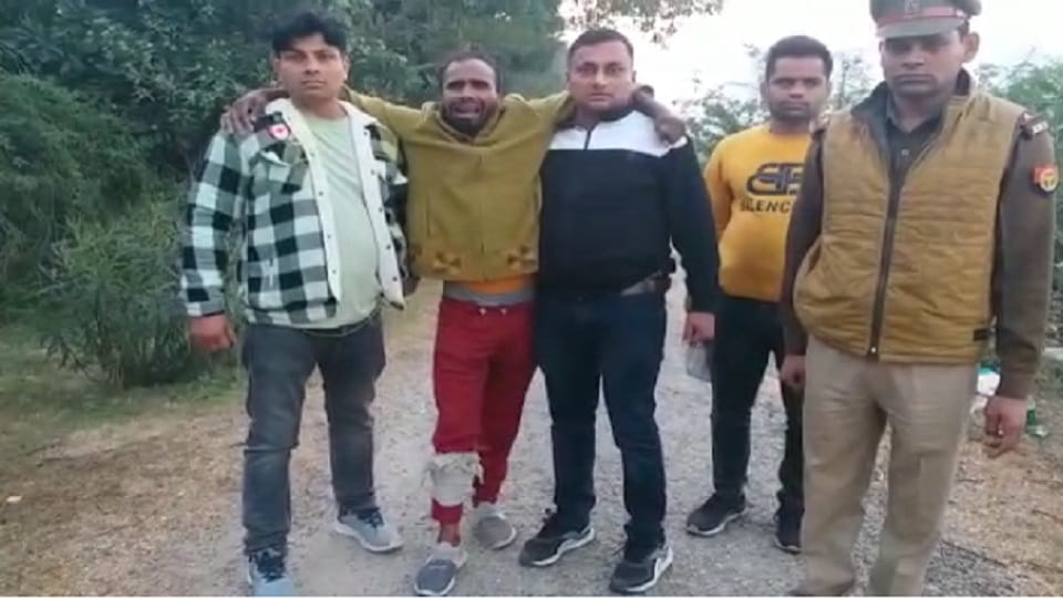 miscreant who was running away after snatching mobile was caught In police encounter in Noida