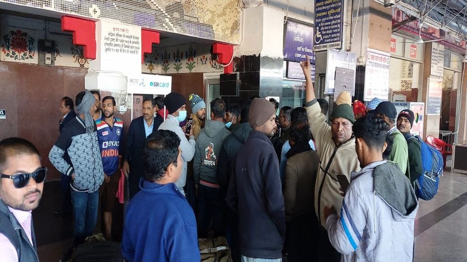 Railway forgot to put S-8 coach in Mangla Express train passengers creat ruckus at Agra Cantt station