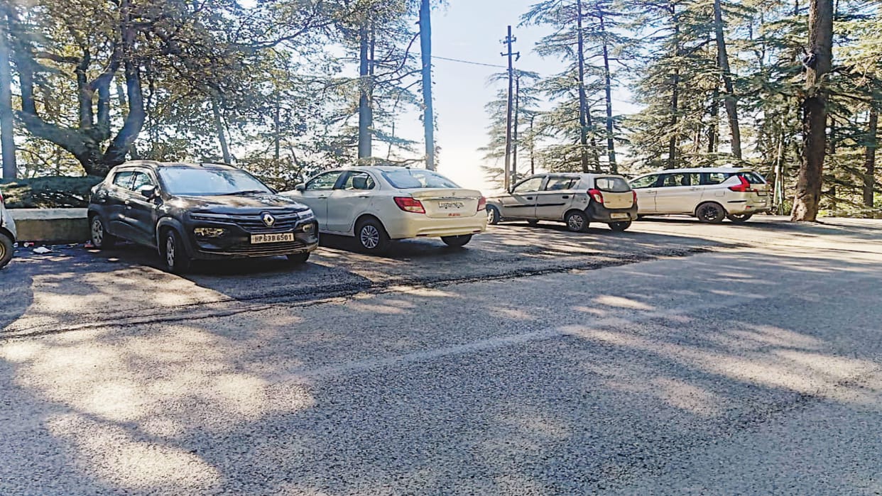 Shimla: Khalini road blocked due to illegal parking