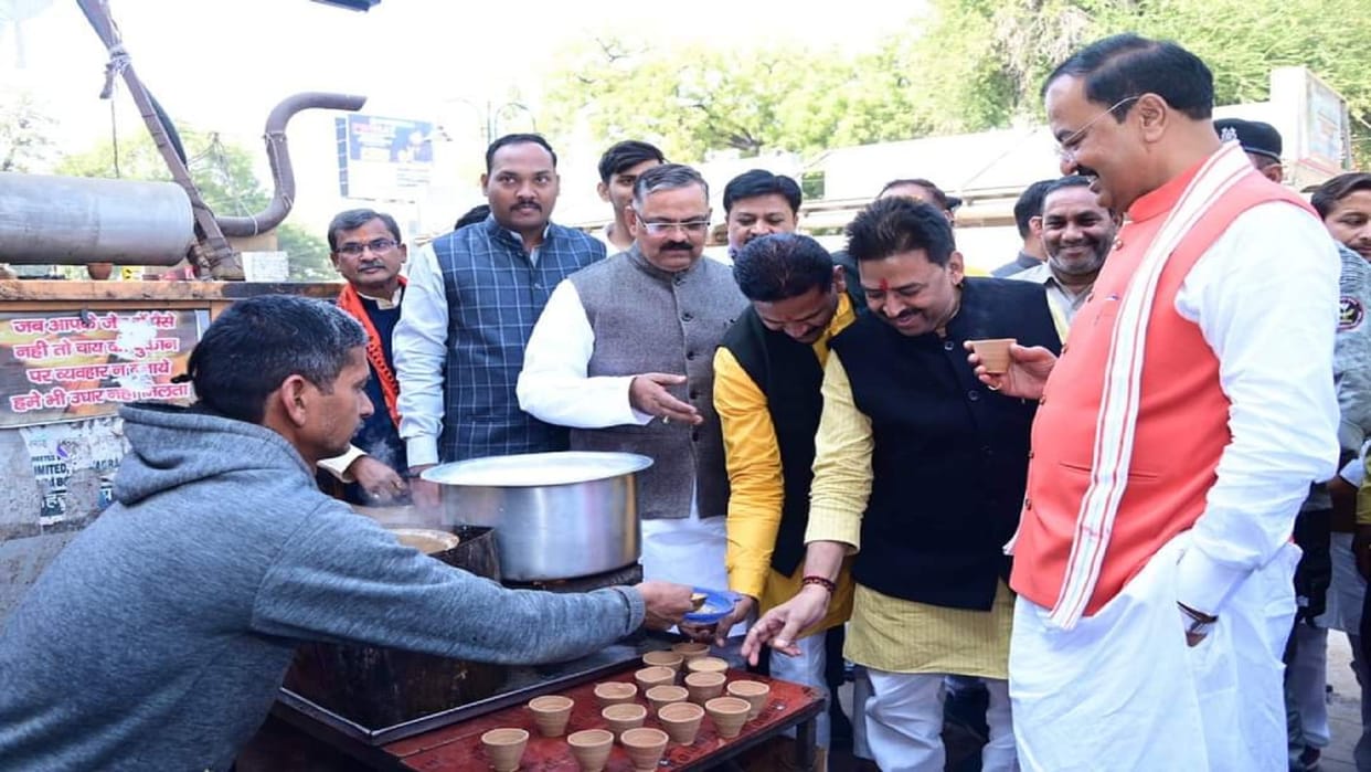 Deputy CM reaches shop with BJP office-bearers and enjoys tea