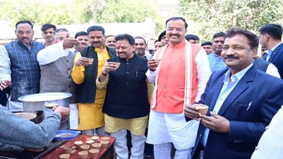 Deputy CM reaches shop with BJP office-bearers and enjoys tea