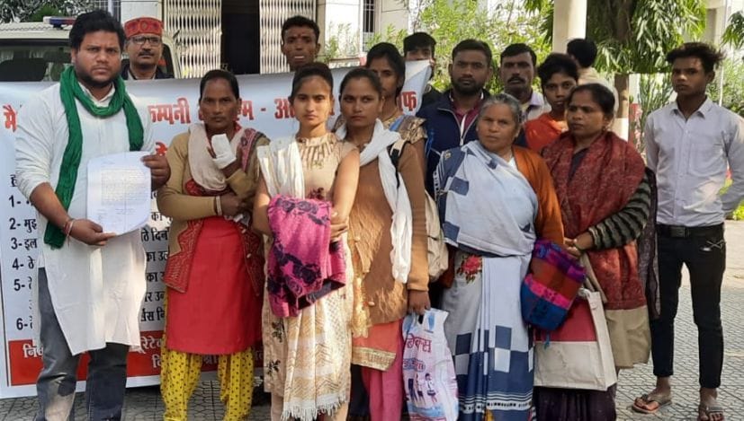 Women workers reached DM office after cutting fingers in the company