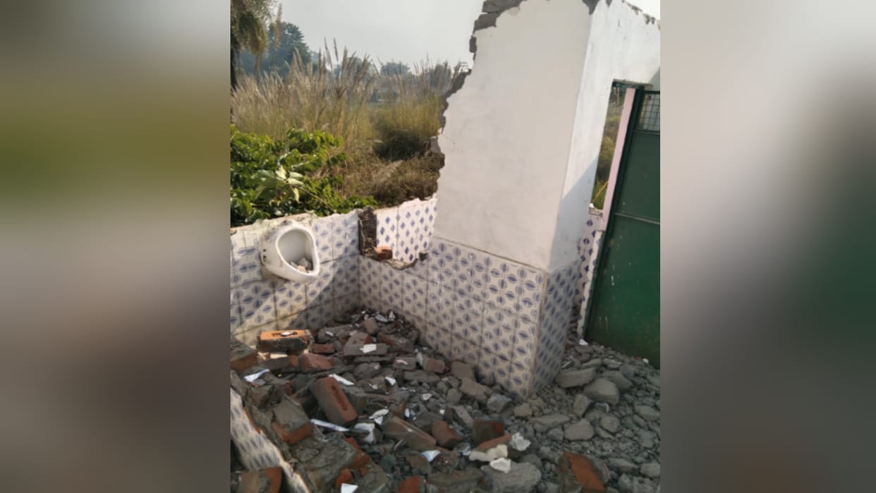 Bijnor: Linter of primary school toilet fell, narrow escape