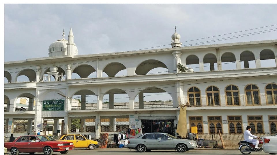Peshawar Mayor, political leaders opposes plan to demolish mosque