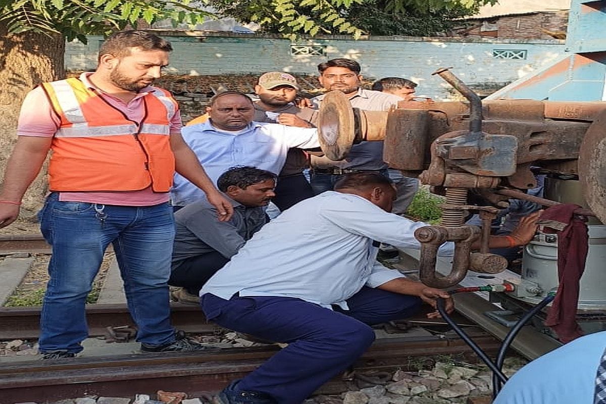 ART reached from Tundla after goods train derailed in Etawah
