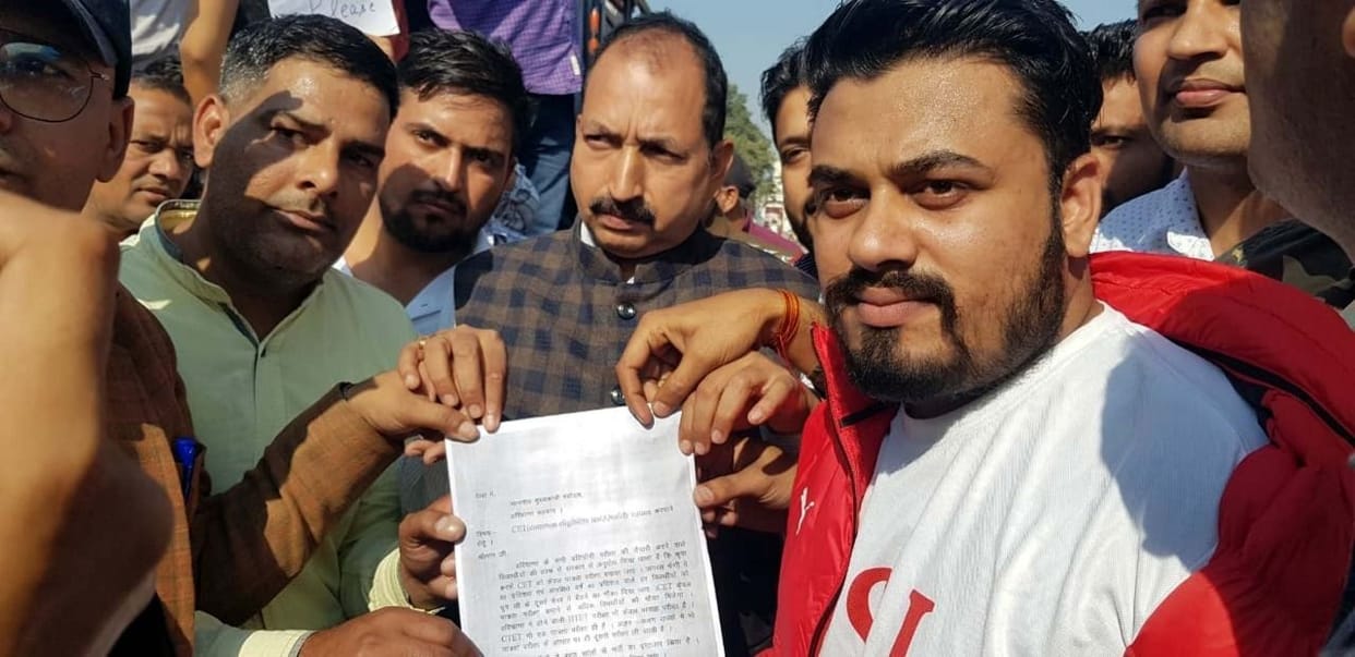 Students protest against the decision to call four times the number of candidates in CET