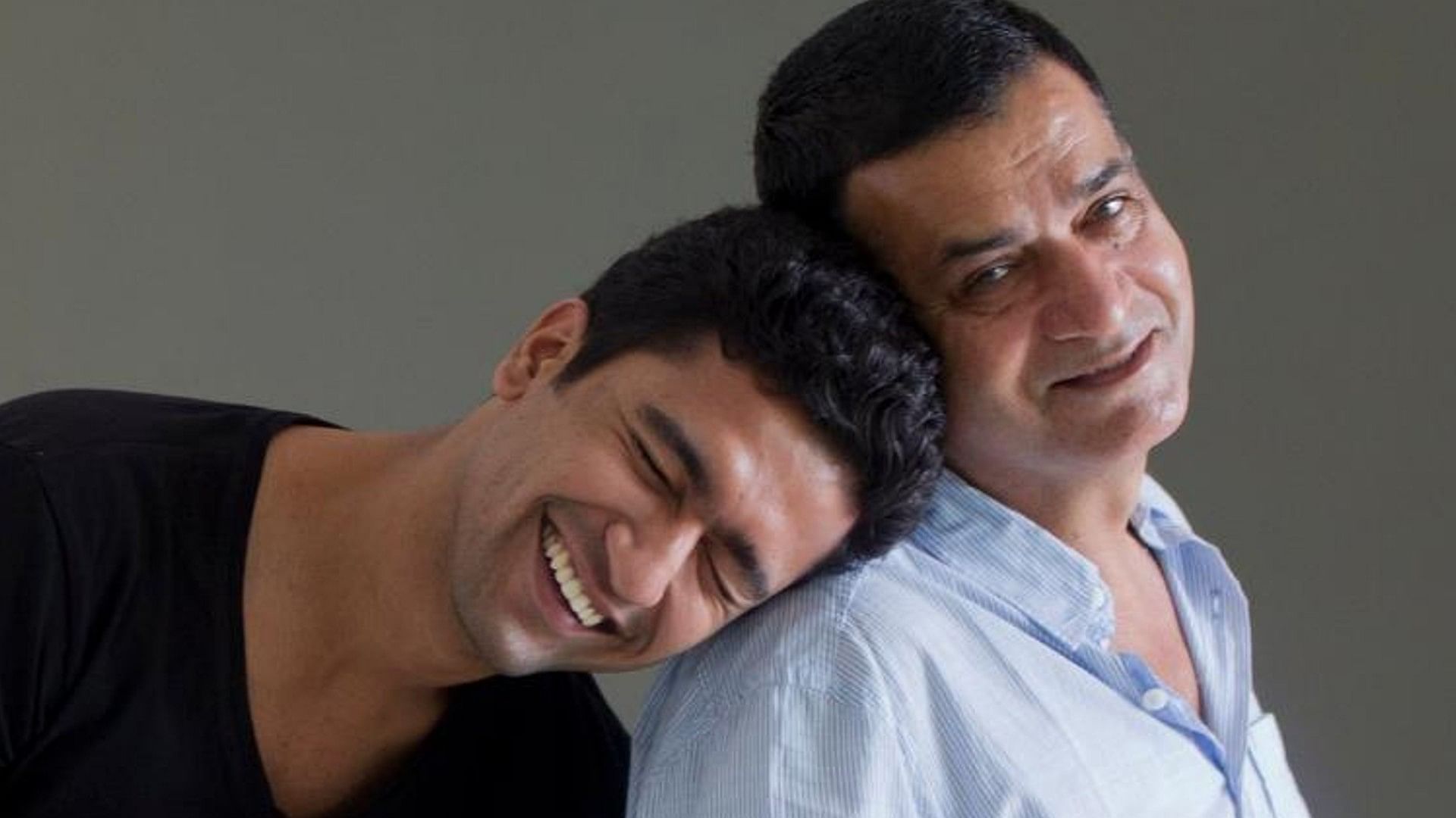 Bollywood Actor Vicky Kaushal Wishes Father Sham Kaushal Happy Birthday ...