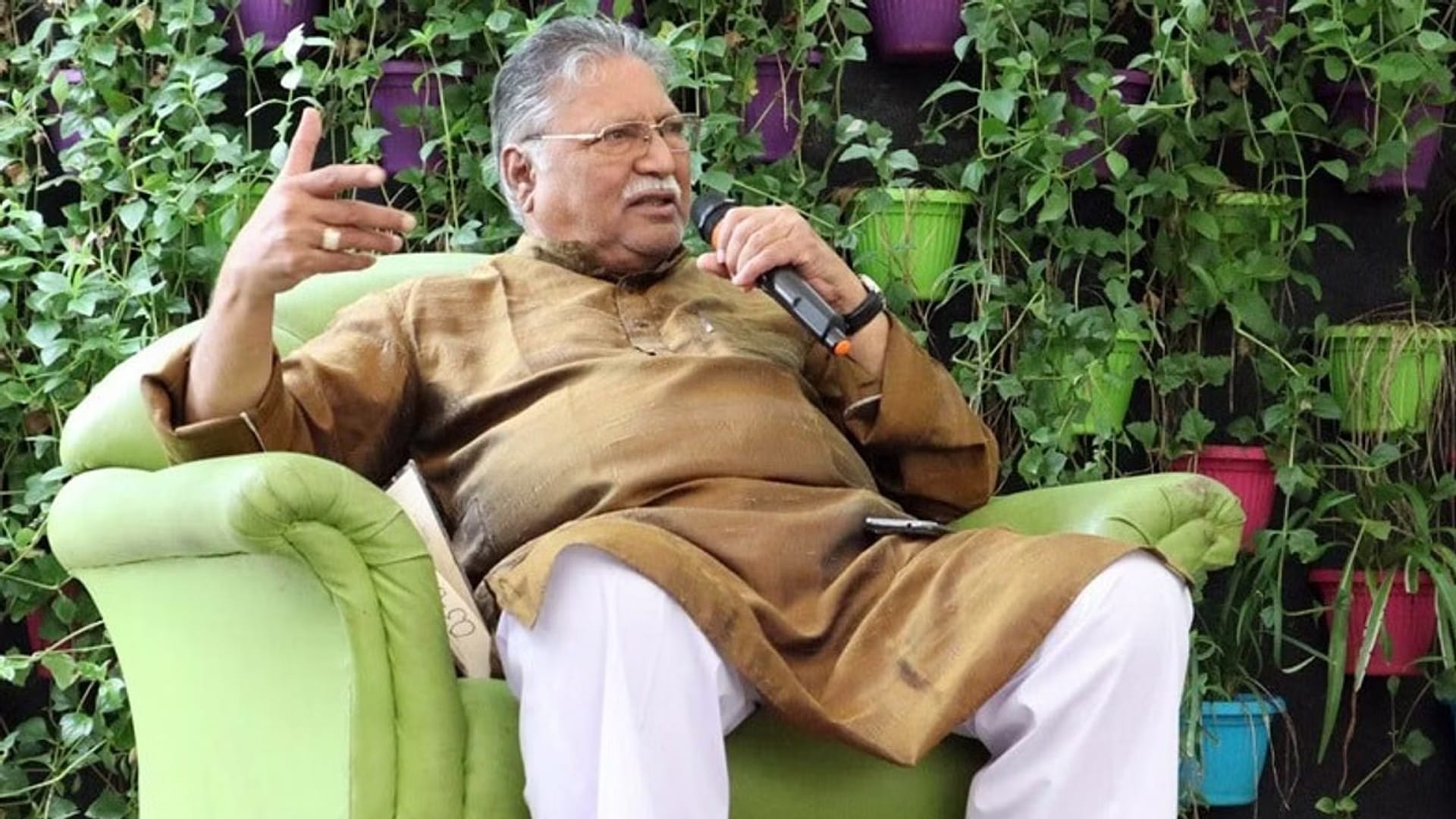 veteran actor vikram gokhale is alive his daughter said father is still critical condition