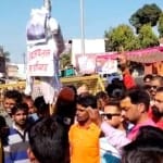 दमोह में बजरंग दल के कार्यकर्ताओं ने प्रदर्शन किया।