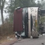 दुर्घटनाग्रस्त बस।