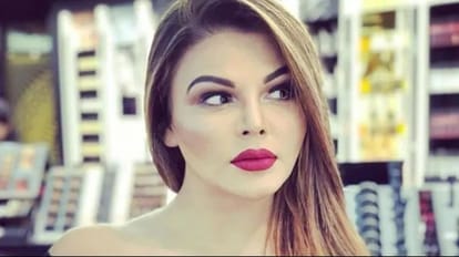 Rakhi Sawant: कई घंटों की पूछताछ के बाद पुलिस स्टेशन से निकलीं राखी सावंत, पति आदिल दिखे साथ, देखें वीडियो राखी सावंत