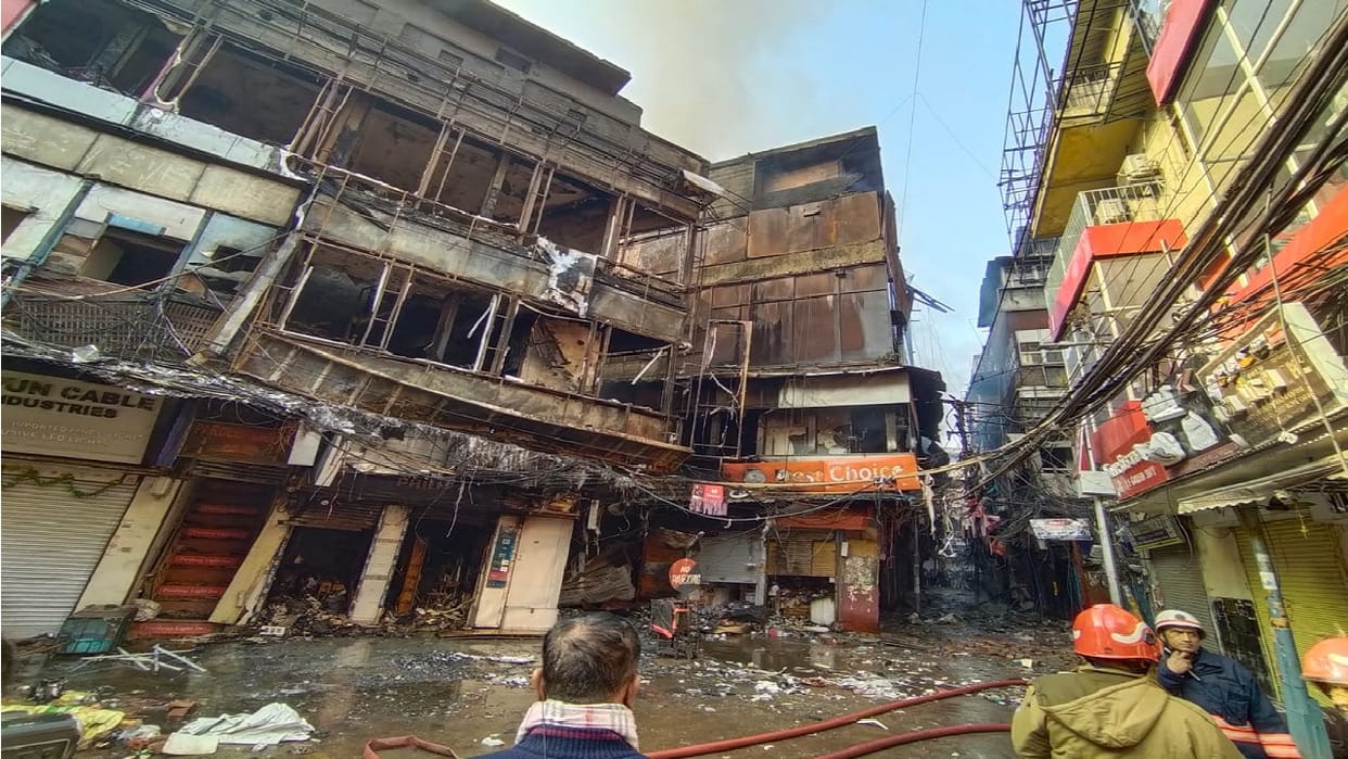Fierce fire in capital Bhagirath Palace market in DELHI