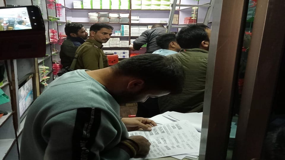 Medical store locks were broken to search for fake medicine investigation underway on Mohit's spot