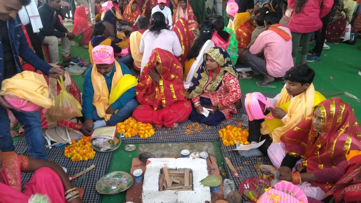 Ayodhya News: Mass marriage ceremony of Labor Department, 1353 couples tied together