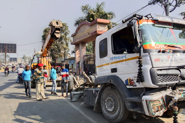 A canter full of mining material climbed on the divider, there was chaos
