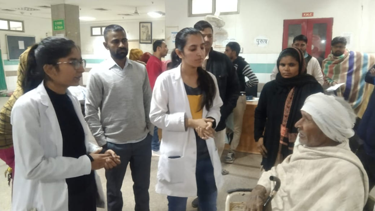 Strike in protest against bond policy, line of patients kept in Khanpur Medical College