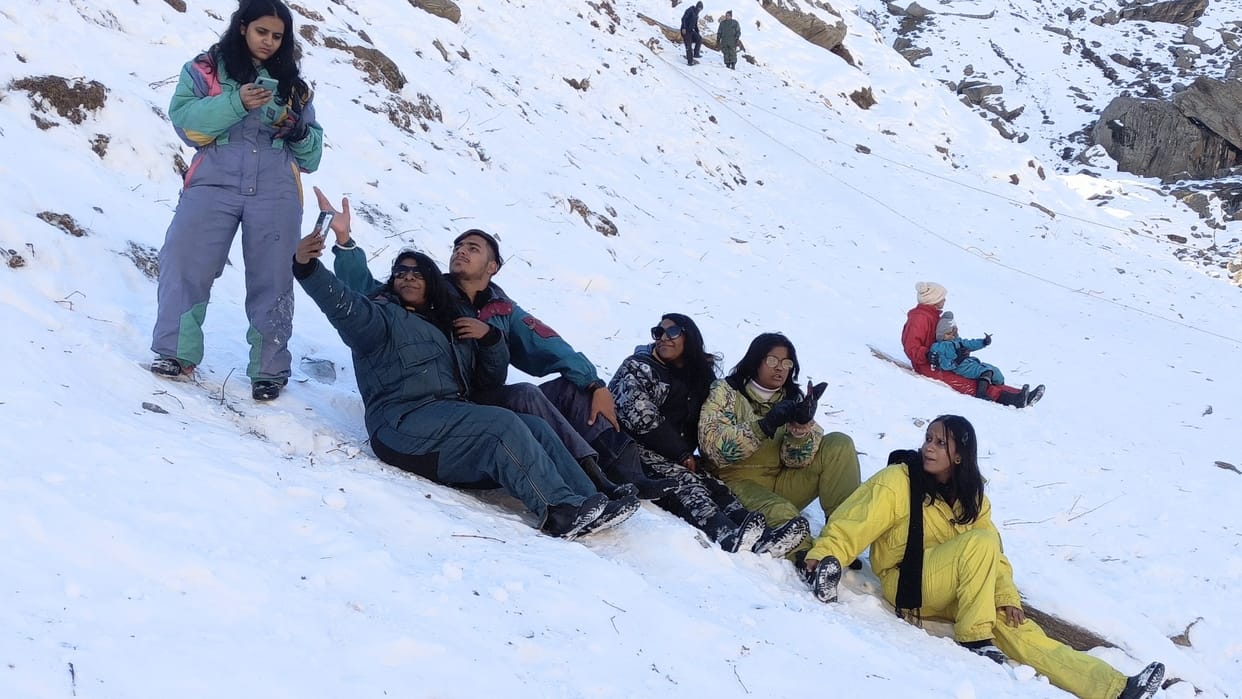Himachal News: Tourists Enjoy Skiing Tube Sliding Off Road Riding In Koksar Lahaul Spiti