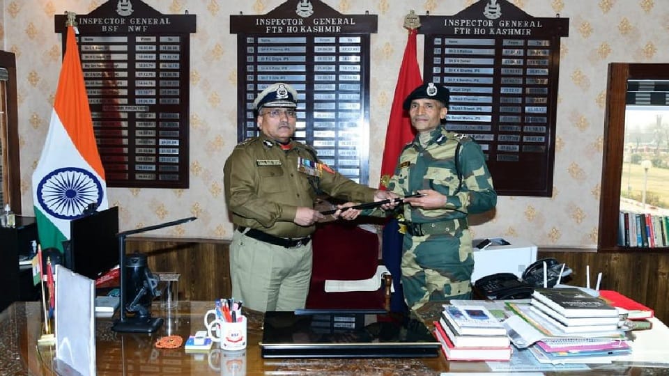 BSF Kashmir: new IG Ashok Yadav took charge, outgoing Raja Babu handed over the command