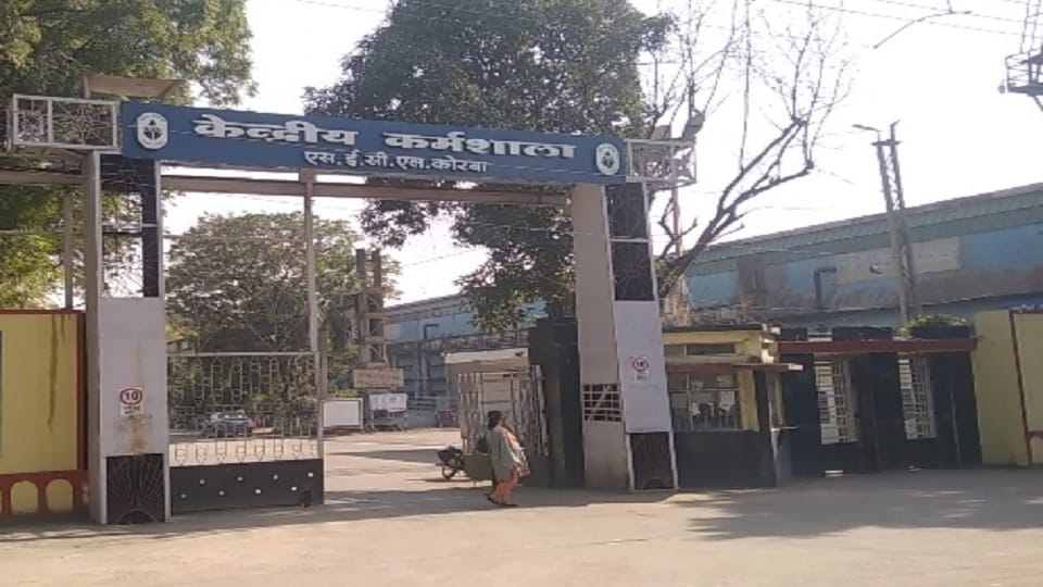 Female employee caught stealing in SECL central workshop in korba